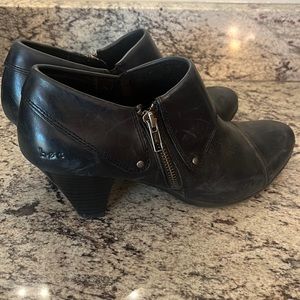 BOC Born Concept Black Leather Ankle Boots Womans Size 9